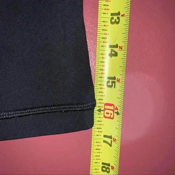 Lululemon Black Capris Side Pockets - Picture 5 of 11